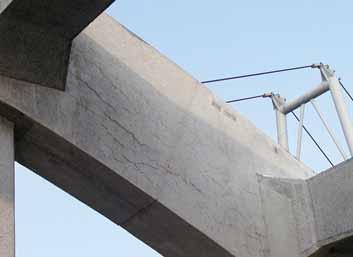 PORUCHY BETONOVÝCH KONSTRUKCÍ FAILED CONCRETE Obr. 19a, b Porucha náhrady krycí vrstvy mostních prefa římsovek systémem sanace protikorozním nátěrem výztuže, stěrkou a uzavíracím nátěrem povrchu Fig.