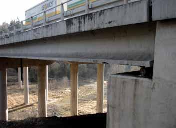 25a, b Degradation of the bridge repair system on horizontal or surfaces with low gradient (reinforcement coating, mortar,