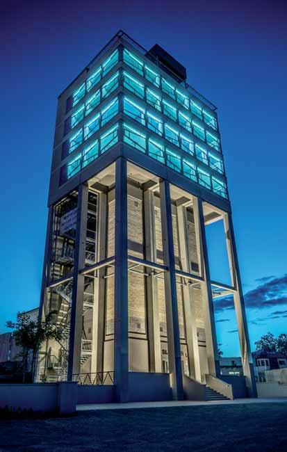 STAVEBNÍ KONSTRUKCE STRUCTURES 5a 5b Obr. 5 a) Noční osvětlení stavby, b) interiér Fig.