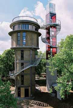 5 Sídlo architektonického ateliéru ve vodojemu Nobelovy dynamitky, Bratislava, Slovenská republika: a) celkový pohled, b) interiér Fig.