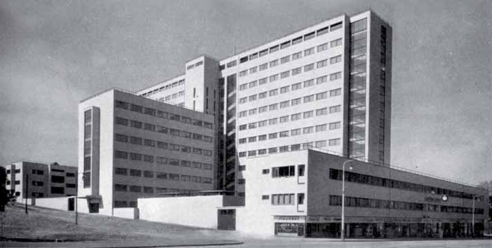 HISTORIE HISTORY 1 ČESKÝ MRAKODRAP MEZI ŽELEZOBETONEM A OCELÍ CZECH SKYSCRAPER OSCILLATING BETWEEN REINFORCED CONCRETE AND STEEL Petr Vorlík Článek mapuje historii českých výškových budov a proměny