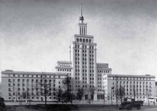HISTORIE HISTORY 4 5 tehdy druhá nejvyšší budova v Evropě vznikla právě ve Zlíně. Ústředí Baťových závodů, tzv.