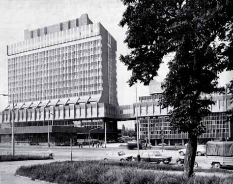 HISTORIE HISTORY 9 mnohdy velmi zaostávala za politickými a společenskými představami. Výstavbu i provoz těchto (zpravidla experimentálních) budov proto provázelo obrovské množství problémů.
