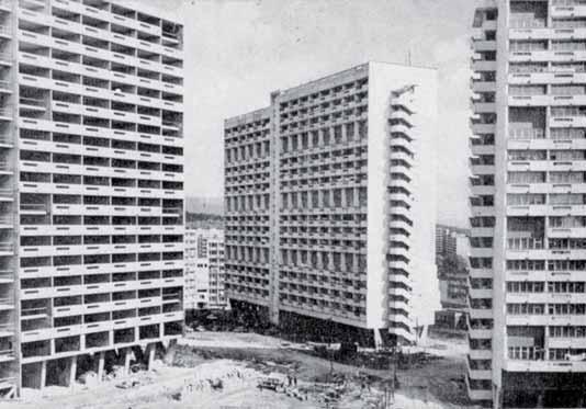 HISTORIE HISTORY Obr. 13 Výškové domy s mezonetovými byty v Chomutově, Rudolf Bergr, spolupráce V. Kyznar, O. Jouza, 1971 až 1973 (Architektura ČSR, 1979, foto Ludmila Hájková) Fig.