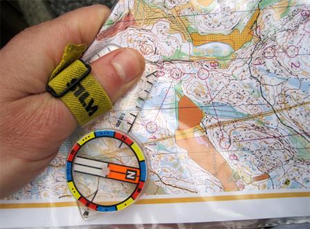 Uvědom si, jak kompas sedí na palci a v jaké pozici se má držet na mapě.