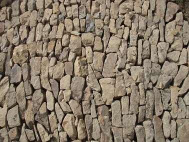 Popis podkladu: V místě labyrintu se vykope podkladní vrstva do 50cm, v nejnižším místě se provede drenáž a odvodnění.