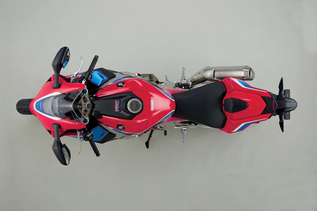 ZROZENA K ZÁVODĚNÍ VYŠLECHTĚNA K VÍTĚZSTVÍ Fireblade SP2 je závodní speciál se silniční homologací, který vychází z modelu Fireblade SP.