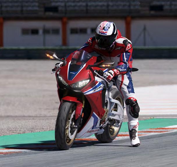 SÍLA ROVNOVÁHY Honda Fireblade SP posouvá heslo Next Stage Total Control na vyšší úroveň. Se 195 kg je ještě lehčí než model Fireblade při stejném výkonu.