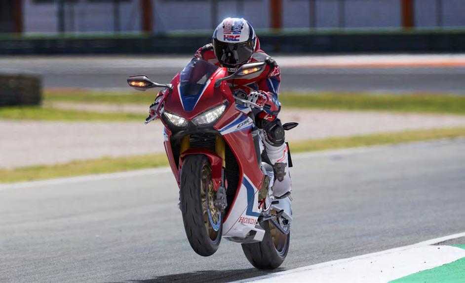 Pro rok 2019 jsme vylepšili volitelnou kontrolu trakce HSTC, která nyní při agresivní jízdě na okruhu zasahuje plynuleji, a přidali samostatnou funkci wheelie control, ovládanou přes TFT displej.