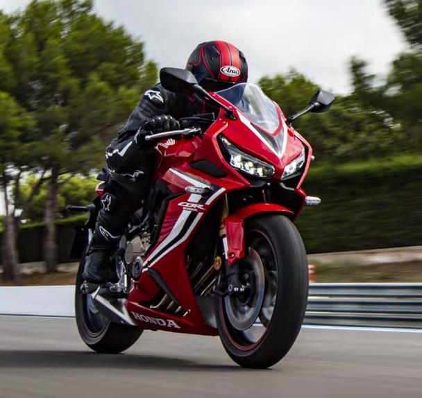 A protože vysokootáčkové sportovní motocykly milují zatáčky, podvozek nové CBR650R je ostřejší; motocykl váží o 5 kg méně, aby se stroj dal rychleji překlápět ze strany na stranu, a nová,