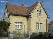 Rodinný dům v klidné části obce Kopidlno s pozemkem 621 m2. V přízemí se nachází veranda, chodba, kuchyně, obývací místnost, ložnice, koupelna, WC, vstup do sklepa a do podkroví.