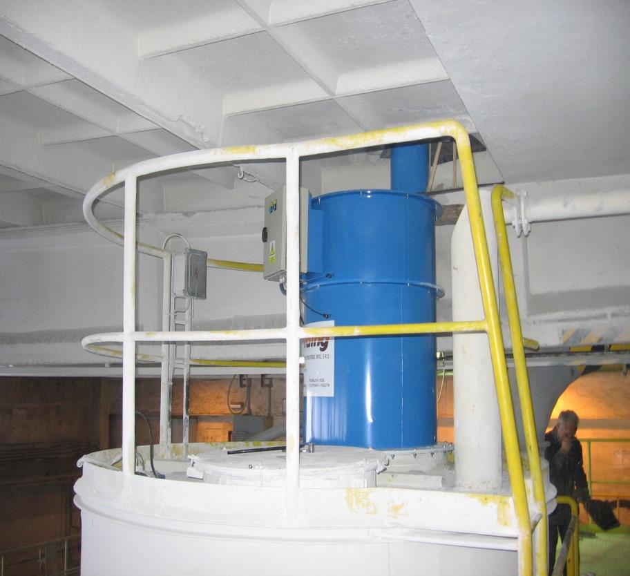 Odsávání cementových sil plnění sila pneudopravou, provedení bez ventilátoru, výfuk p es klobouk p etlakem od pneudopravy, Celkem v cementárnách a vápenkách realizováno 38 filtrů na silech Odsávané