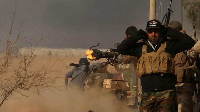 Islamisté vyslali sebevrahy a ostřelují iráckou armádu, ta se