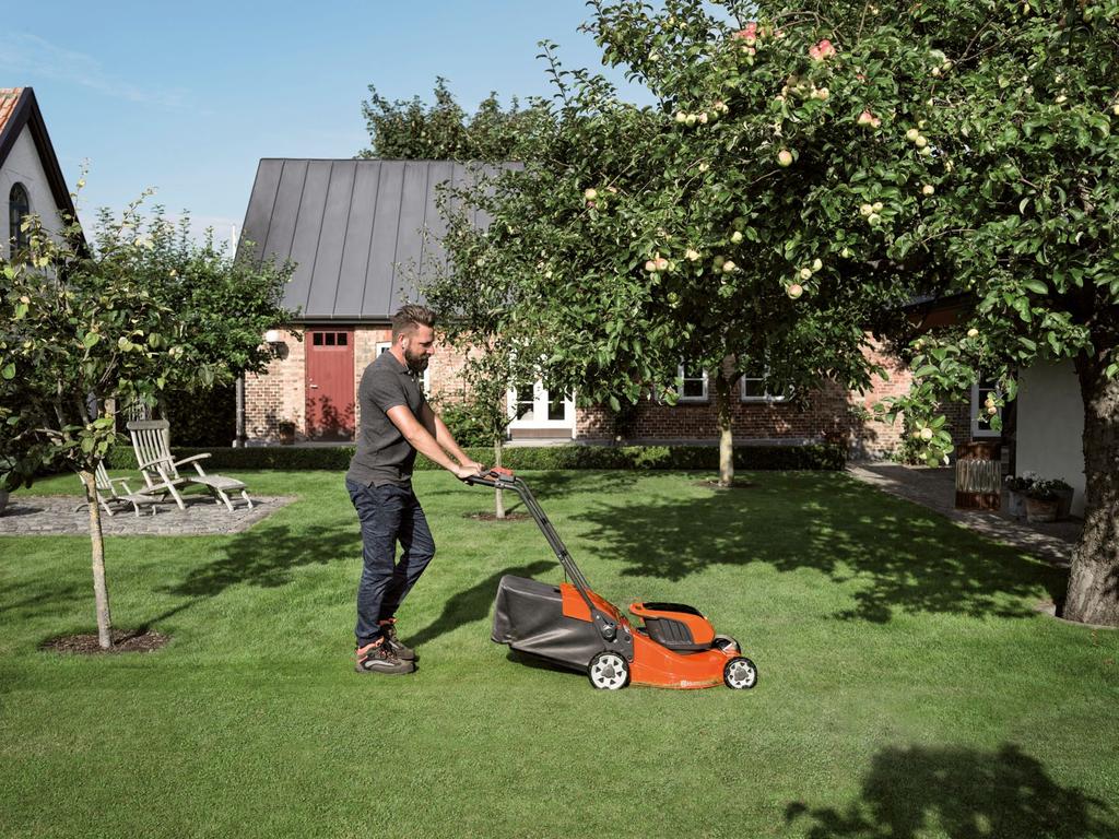 Sekačky na trávu ZDRAVÝ A UDRŽOVANÝ TRÁVNÍK Pohon kol LC 247S HUSQVARNA LC 247SP LC 347VI 6 Pojezd, variabilní Pojezd, variabilní Motor 125 cm³ 125 cm³ 140 cm³ Šířka Výška 40 cm 25 75 mm Objem AFTech
