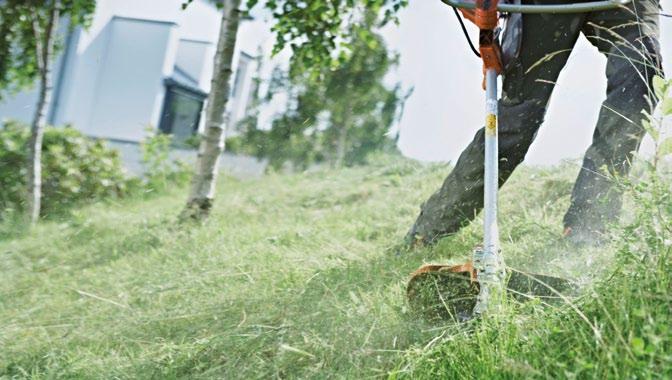 KŘOVINOŘEZY, VYŽÍNAČE, PLOTOSTŘIHY, FOUKAČE RIDERY, TRAKTORY Pro těžkou práci a hezký vzhled MOTOR X-TORQ Technologie X-Torq snižuje škodlivé emise až o 75 % a spotřebu paliva až o 20 %.