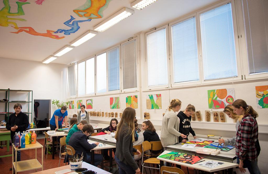 VOLITELNÉ PŘEDMĚTY VE ŠKOLNÍM ROCE 2017/2018 VP1 A VP2 CAE Cambridge English Advanced EKO Ekonomie GDM Grafika, design a multimédia SAJ Seminář z anglického jazyka SBI Seminář z biologie SDE Seminář