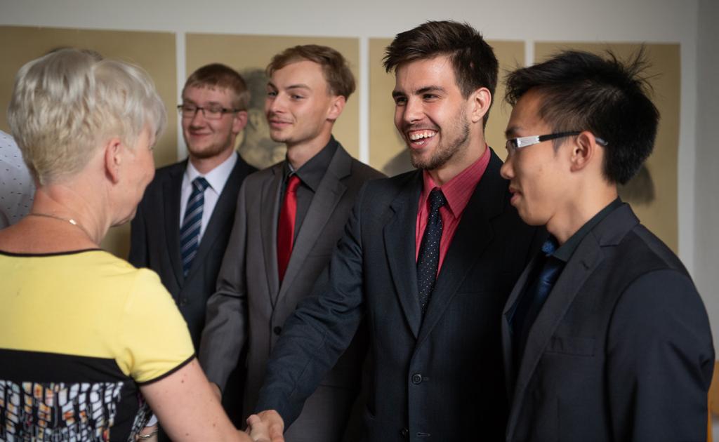 PŘEHLED HODNOCENÍ MATURITNÍCH ZKOUŠEK 22 TERMÍN MATURITNÍCH ZKOUŠEK TERMÍN MATURITNÍCH ZKOUŠEK JARO 2018 PODZIM 2018 Výsledek zkoušek PV P N PV P N Gymnázium osmileté všeobecné 13 10 1 0 2 1