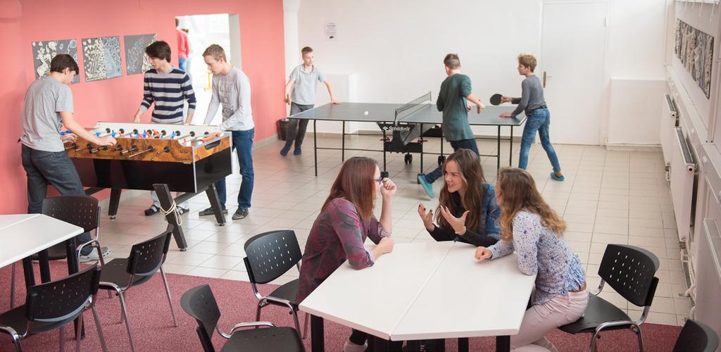 ÚDAJE O PREVENCI SOCIÁLNĚ PATOLOGICKÝCH JEVŮ PRIORITY ŠKOLY V OBLASTI SOCIÁLNĚ PATOLOGICKÝCH JEVŮ Prioritami školy v oblasti sociálně patologických jsou především udržení a budování pozitivního
