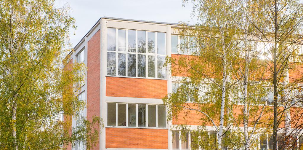 1. GYMNÁZIUM CHARAKTERISTIKA ŠKOLY Název: Gymnázium a Jazyková škola s právem státní jazykové zkoušky Zlín (od 1. 7. 2006) Adresa: nám. T. G. Masaryka 2734, 760 01 Zlín IČO: 00 55 95 04 IZO školy: 600 014 398 IZO součásti: 108 011 119 Ředitelka školy: Mgr.