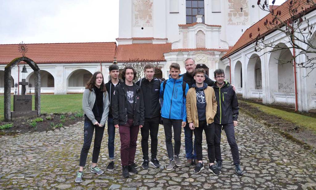 divadelních představení, exkurze v zákulisí divadla nadace Člověk v tísni projekt Jeden svět na školách (15 let besedy a projekce pro žáky k moderní české historii) KPPP Zlín Úřad práce Zlín