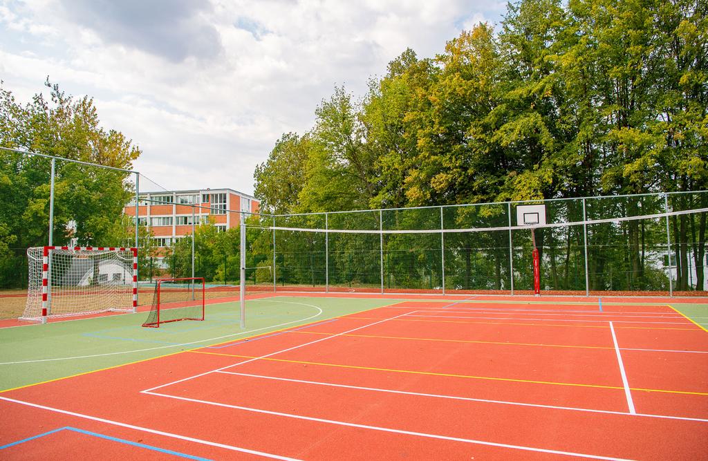 zkrátka, jelikož se snažíme hodiny tělesné výchovy koncipovat jako velmi pestré, plné aktivit využívajících sportovišť v bezprostřední blízkosti školy.