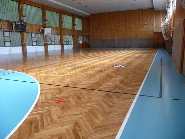 Aquapark Krytá plavecká hala nabízí 25 m dlouhý bazén s pěti drahami, dětský bazén s hloubkou 0,6 m, parní saunu, vířivku, tobogán, divoké koryto.