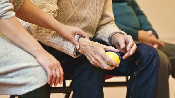 seniorů. Stěžejní aktivitou projektu Bydlím žiju! byla příprava a realizace speciálního kurzu pro seniory zahrnující různorodá témata související s problematikou bydlení seniorů.