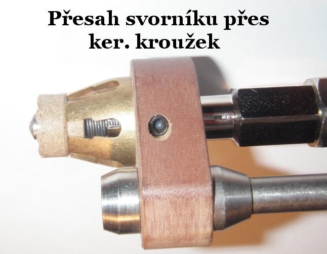 Nutné je provést vycentrování keramického kroužku proti svorníku.