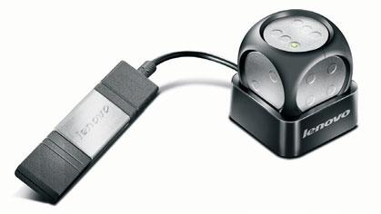 Pokud nemáte natrénováno vkládání USB flash disku naslepo, budete muset vstát a obejít monitor nebo ho otočit na druhou stranu. Kromě čtyř USB 3.