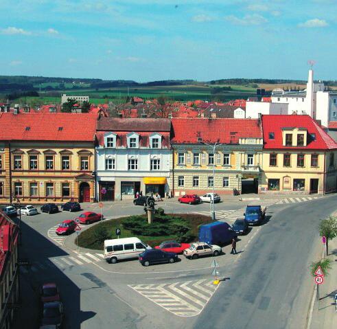 ZNAK VE SPOJENÍ S TEXTEM - UMÍSTĚNÍ NA BAREVNÉ PLOŠE Znak včetně textu je možné v barevné verzi umístit pouze na bílou plochu, ev.