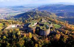 Stoszowice a Żdanów. Dominantou je horská pevnost Stříbrná hora, která je jednou z největších pevností tohoto typu v Evropě.