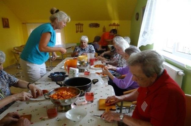 Také jsme naplňovali stanovené cíle pro obě sociální služby (Domov se zvláštním režimem, Domov pro seniory): Nově přijatým uživatelům pomoci zvládnout příchod do Domova.