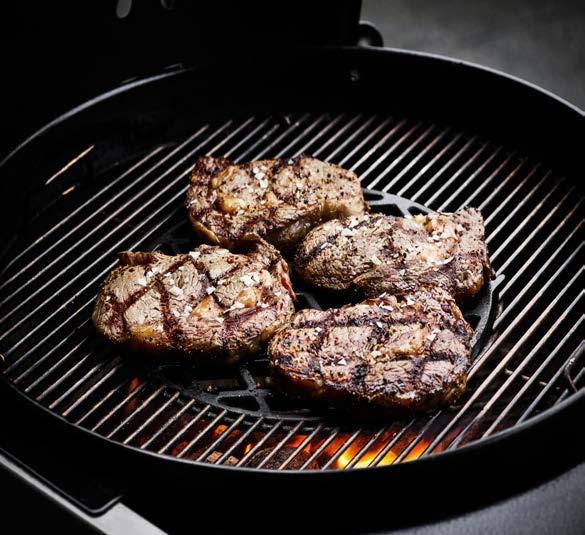 HOVĚZÍ S TEAK 5 minut DOBA : 10-15 minut 1kg hovězích steaků (např. bavette, flank, flap steak), olej, sůl, pepř. 1 Hovězí maso nakrájejte na čtyři steaky a ochuťte olejem, solí a pepřem.