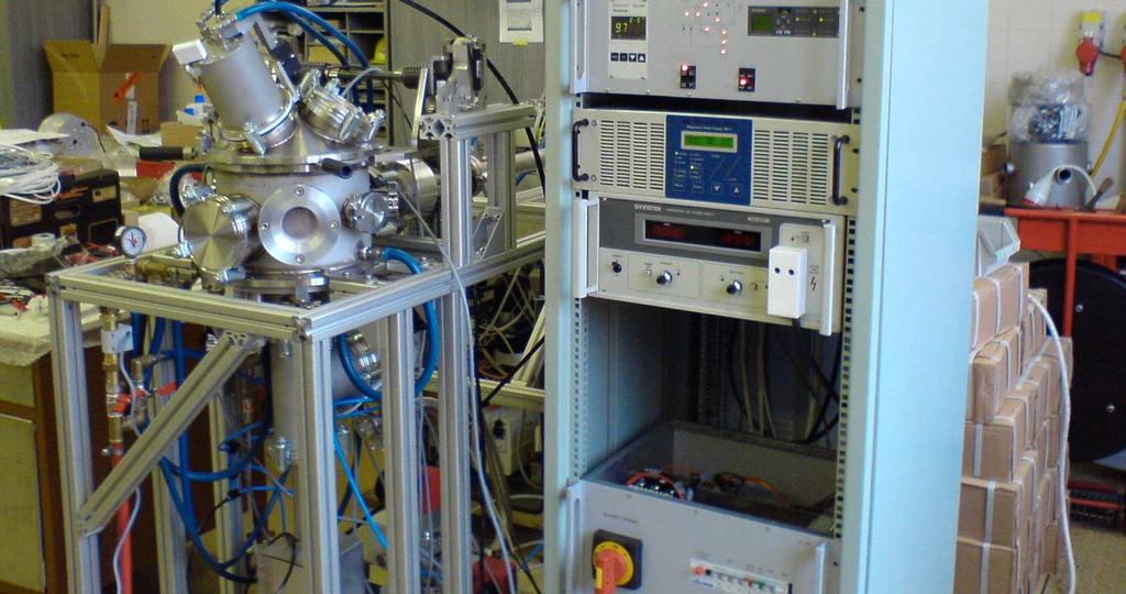 Jednak lze vzorek účinně čistit iontovým bombardem Ar + iontů urychlených v plasmatu, dále lze po odklopení targetu deponovat vrstvy kovů při různých