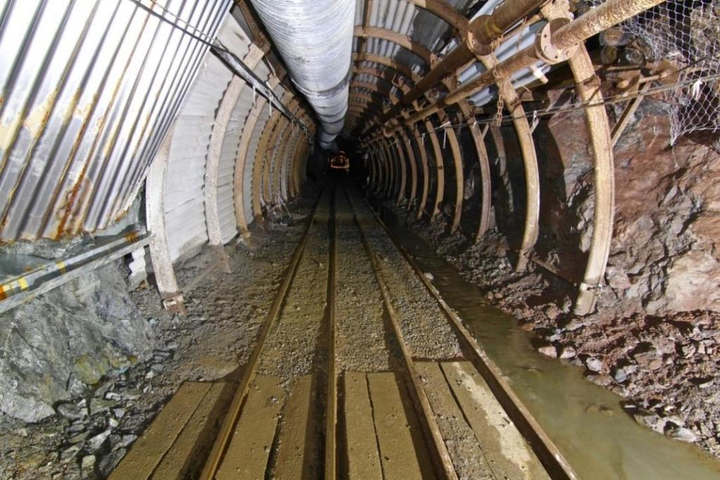 ocelovou důlní výztuží. S ohledem na realizaci množství geofyzikálních měření, byly v prostorách ZK-1 a BZ1-XII aplikovány laminátové svorníky a sítě.