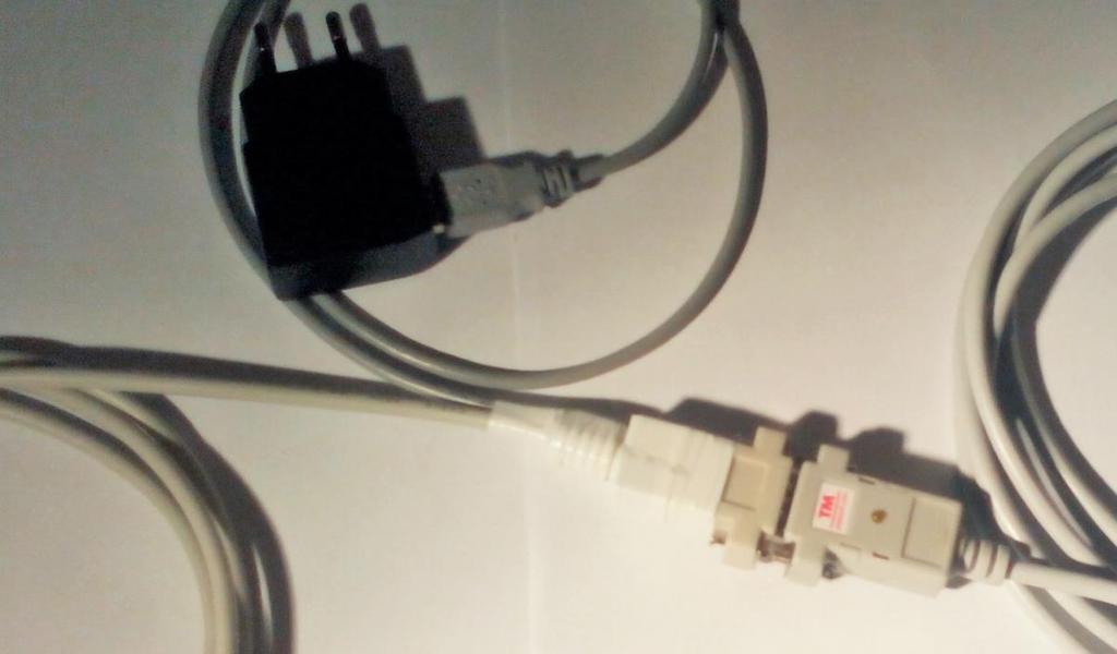 Přímo hardwarová úprava PLC modemu by byla velmi riziková, tudíž se zvolila jednodušší cesta, kdy se napětí 5V přivedlo na zakoupený prodlužovací kabel RS-232, který propojuje TM čidlo s PLC modemem.