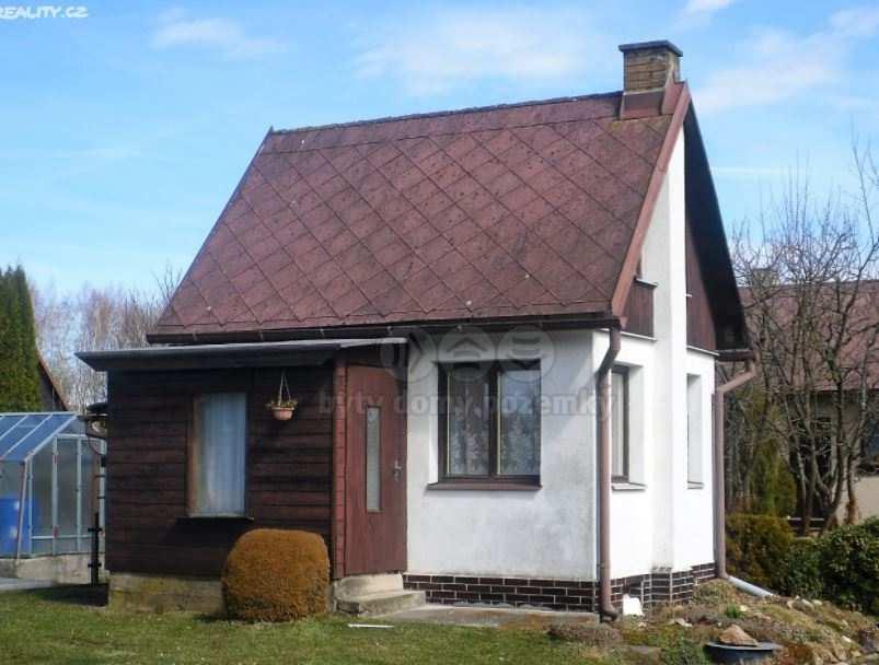 6) Rekreační chata Nabídková cena: 590 000,- Kč Lokalita: Hlinsko Popis: Podsklepená rekreační chata s dispozicí 2+kk je situována v chatařské kolonii na okraji obce.