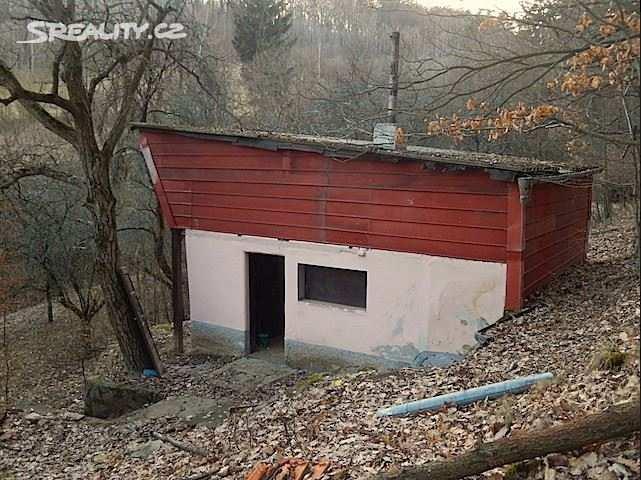 3) Rekreační chata Nabídková cena: 390 000,- Kč Lokalita: Lomnice Popis: Nepodsklepená rekreační chata s dispozicí 2+kk je situována na samotě mimo obec.