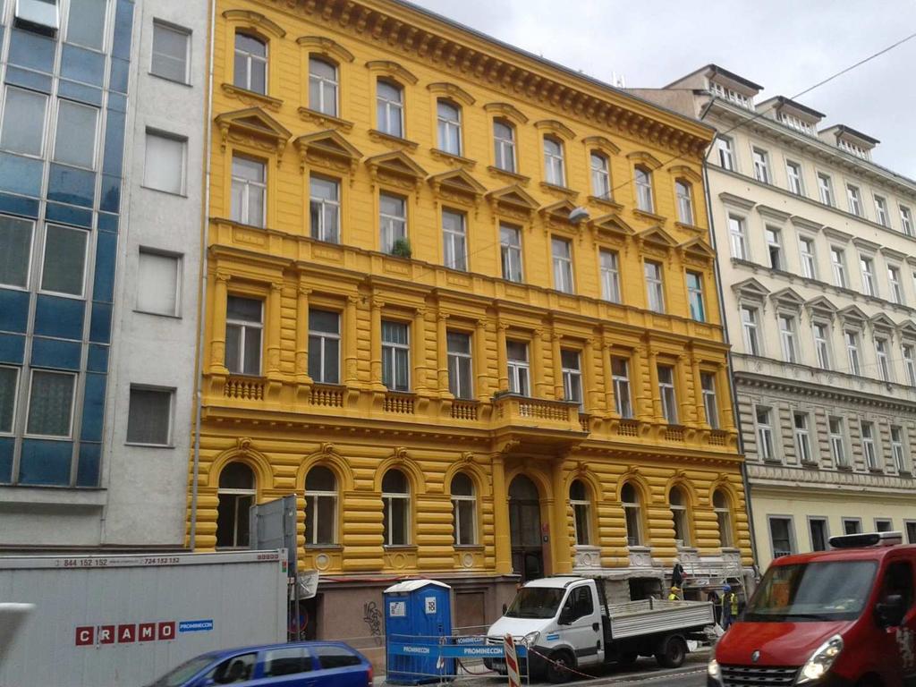 Po provedení definitivního ostění byly zrekonstruovány oba byty, kde probíhala stavba, současně s tím probíhalo vystrojení výtahu strojní