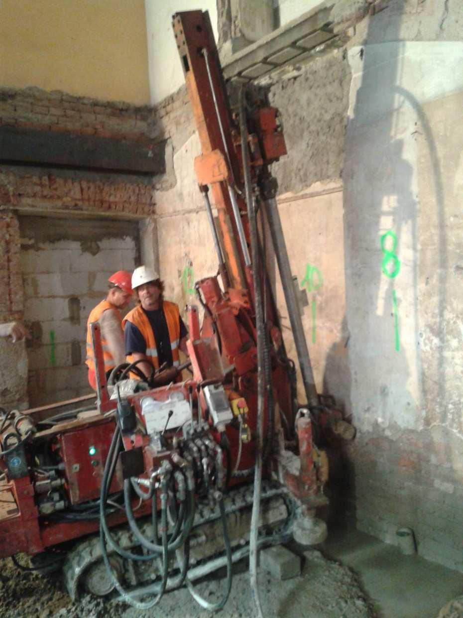 Obr. 3 Provádění tryskových injektáží v 1. PP domu Figure 3 Execution of the injection work at the 1st basement floor 8 Hloubení šachty Obr.