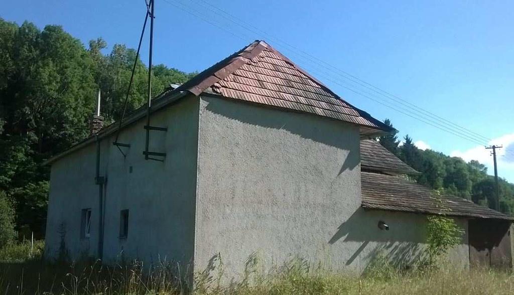 3) Rodinný dům Nabídková cena: 450 000,- Kč Lokalita: Karle Popis: Samostatně stojící, částečně podsklepený rodinný dům s dispozicí 3+1. Před dvěma lety byla instalována plastová okna.