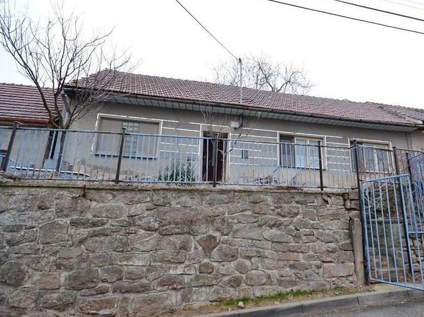 5) Rodinný dům Nabídková cena: 649 000,- Kč Lokalita: Tišnov - Hajánky Popis: Řadový vnitřní, nepodsklepený rodinný dům s dispozicí 2+1.