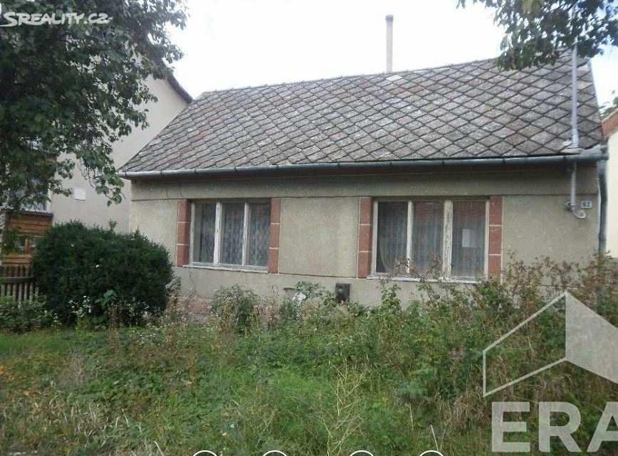 7) Rodinný dům Nabídková cena: 750 000,- Kč Lokalita: Dolní Loučky Popis: Řadový koncový, nepodsklepený rodinný dům s dispozicí 2+1.
