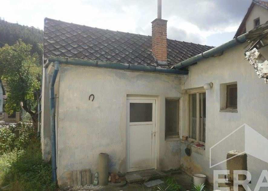 Budova: smíšené zdivo Stav objektu: před rekonstrukcí Typ domu: přízemní Podlaží počet: 1 Plocha zastavěná: 130 m 2 Plocha užitná: 90 m 2 Plocha pozemku: