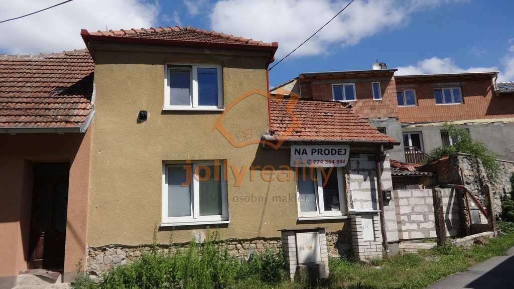 2.1 Srovnávací nemovité věci (SN) rodinné domy: 1) Rodinný dům Nabídková cena: 350 000,- Kč Lokalita: Maršov Popis: Řadový koncový, nepodsklepený rodinný dům s dispozicí 3+kk.