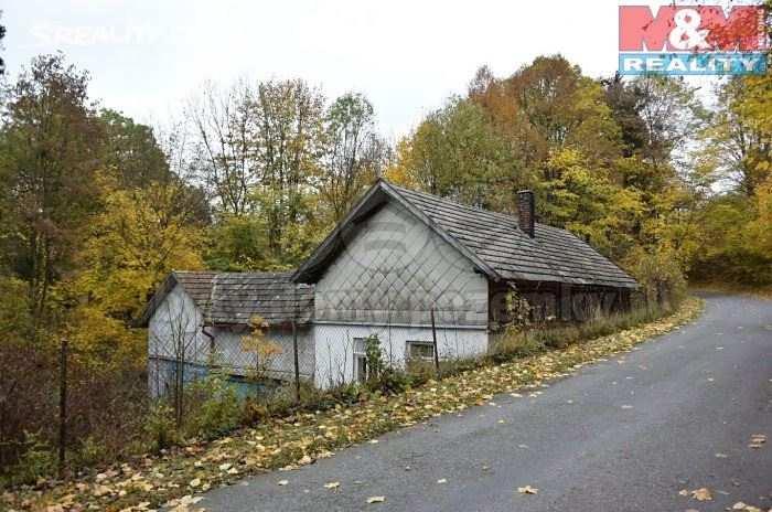 Budova: smíšené zdivo Stav objektu: před rekonstrukcí Typ domu: přízemní Podlaží počet: 2 Plocha zastavěná: 140 m 2 Plocha užitná: 120 m 2 Plocha pozemku: 1 319 m 2 Balkón: ne