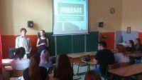 fotografiemi a doprovodnými texty. Studenti septimy zpracovávali téma Dvojí příběh emigrace Karla Skalického. Studenti JU na České - přednáška o migrační krizi 11. 5.