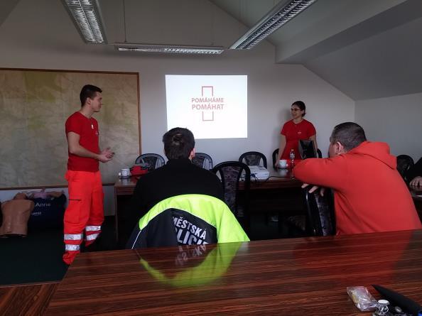 apod.) Hlídka městské policie při transportu vánočního stromu Odborná připravenost strážníků V odborných znalostech a dovednostech jsou strážníci pravidelně proškolováni a