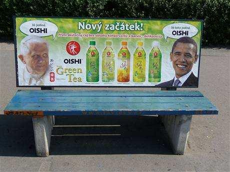 Tváře amerického prezidenta Baracka Obamy a papeže Benedikta XVI. propagují v Praze na reklamních lavičkách nealkoholický nápoj Oishi Green Tea. Radou pro reklamu reklama vyhodnocena jako závadná.