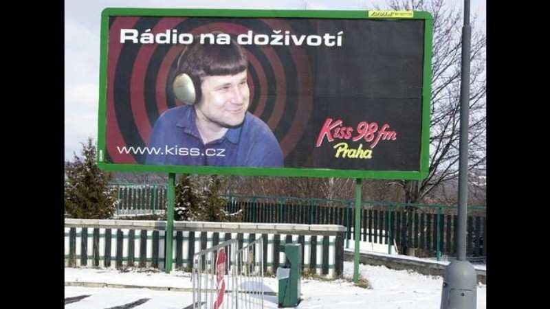 Po celé České republice se v roce 2004 objevilo 500 billboardů, na kterých Jiří Kajínek, na doživotí odsouzený vrah, propaguje Rádio Kiss.